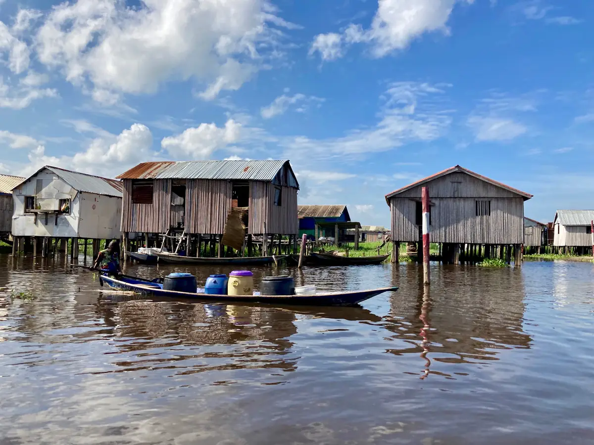 Maisons sur pilotis et pirogue sur un lac au Bénin