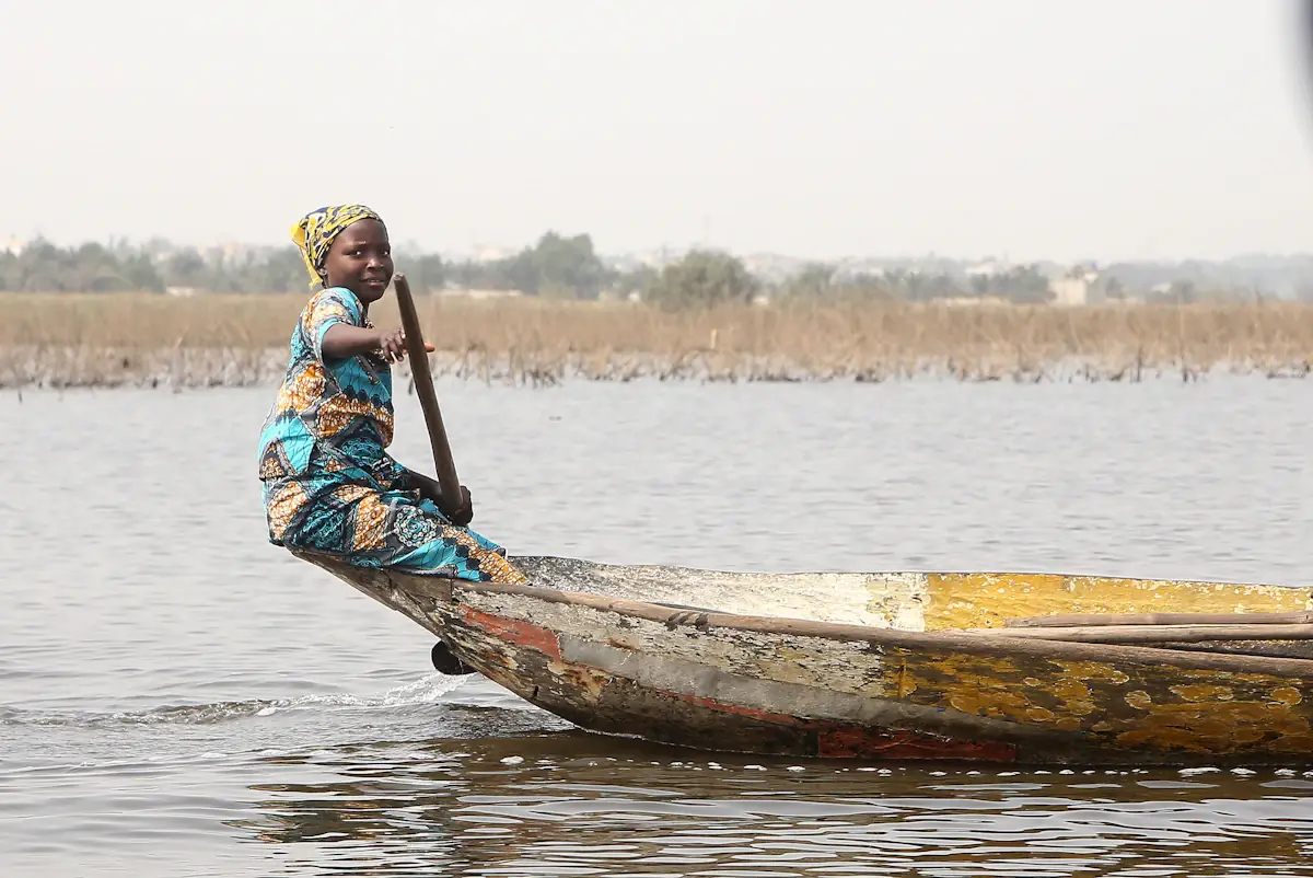 Une femme se déplace en pirogue à Ganvié, au Bénin